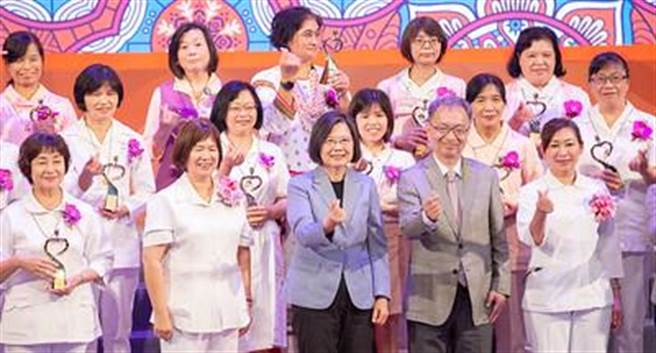 国际护师节　总统：推动这三项政策　打造护理人员更好职场环境。总统府提供