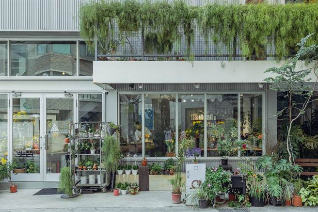 台中大毅老爷涵盖美学、艺文、歷史、文创、手作的旅行游程，双人含早餐每晚最低3888元起，专案加赠旅人背包。（老爷酒店集团提供）