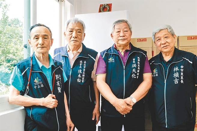 中正、万华地区约30～40名里长预计明日走上街头，到和平医院抗议，呼吁政府另立收治感染者的园区，同时补足和平医院流失的人力，将和平医院还给社区。左起为南门里长郭有贤、营圃里长陈木松、和德里长洪天化、幸市里长林祯吉。（郭吉铨摄）