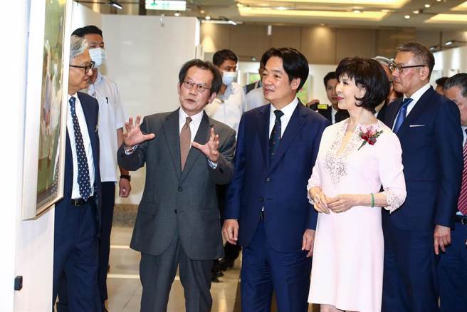 知名旅日胶彩画家姚旭灯（左2）画展，11日于新光三越开幕，副总统赖清德（右3）、白嘉莉（右2）应邀出席，并与新光三越董事长吴东进（左1）、总经理吴昕阳（右1)等人一同观展。（邓博仁摄）
