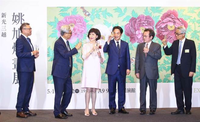知名旅日胶彩画家姚旭灯（右2）画展，11日于新光三越开幕，副总统赖清德（右3）、白嘉莉（左3）应邀出席，并与新光三越董事长吴东进（左2）、总经理吴昕阳（左1)、董事吴东升（右1）等人举杯庆贺。（邓博仁摄）★《中时新闻网》关心您：饮酒过量，有碍健康。酒后不开车，安全有保障！