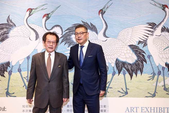 
知名旅日胶彩画家姚旭灯（左）画展，11日于新光三越开幕，新光三越总经理吴昕阳（右)出席祝贺。（邓博仁摄）