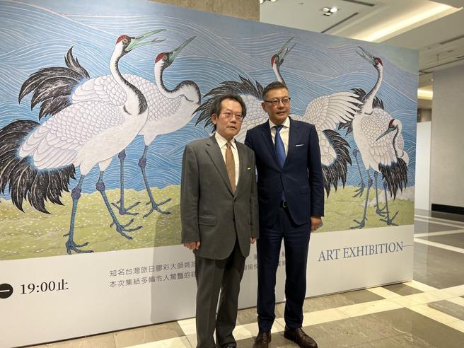 新光三越总经理吴昕阳（右）与旅日画家－胶彩画大师姚旭灯（左）。（吴奕萱摄）
