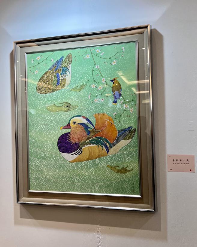 新光三越总经理吴昕阳所偏爱的其中一幅作品，以鸳鸯为主题。（吴奕萱摄）