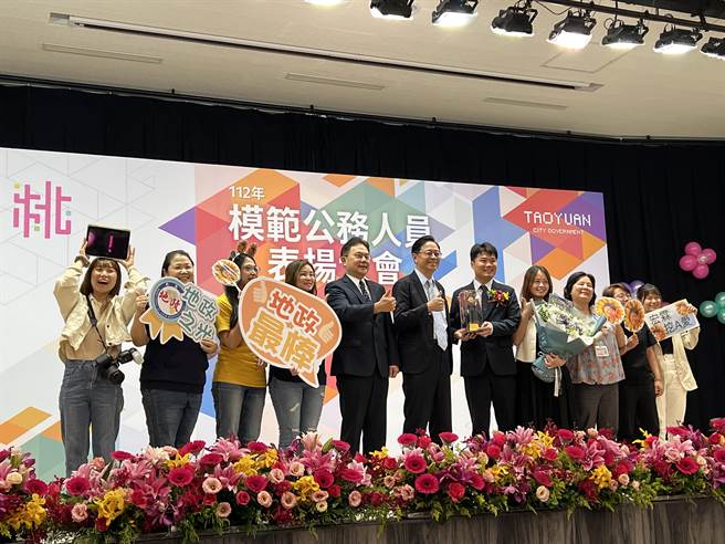 地政局科长吴宏霖建立航空城联合服务中心重要服务据点，健全沟通管道。(蔡依珍摄)