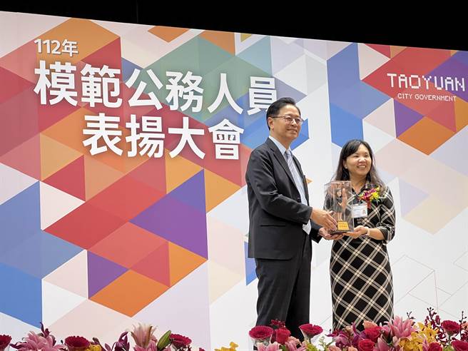 卫生局主任秘书黄翠咪新冠疫情高峰期间24小时待命担任联络人，提供民眾最新疫情资讯。(蔡依珍摄)