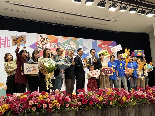 就业职训服务处秘书郑维杰开发结合就业资源与檔案应用桌游，在行政院2022文创徵件竞赛获奖。(蔡依珍摄)