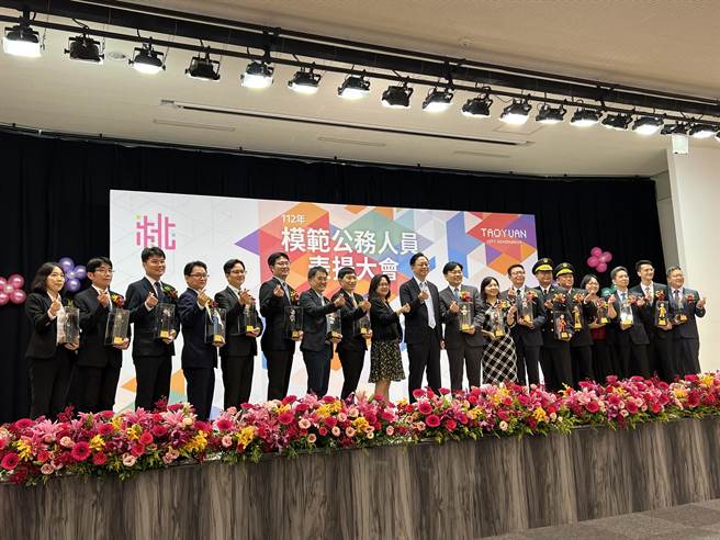 桃园市长张善政11日表扬17位获奖的桃园市模范公务人员。(蔡依珍摄)