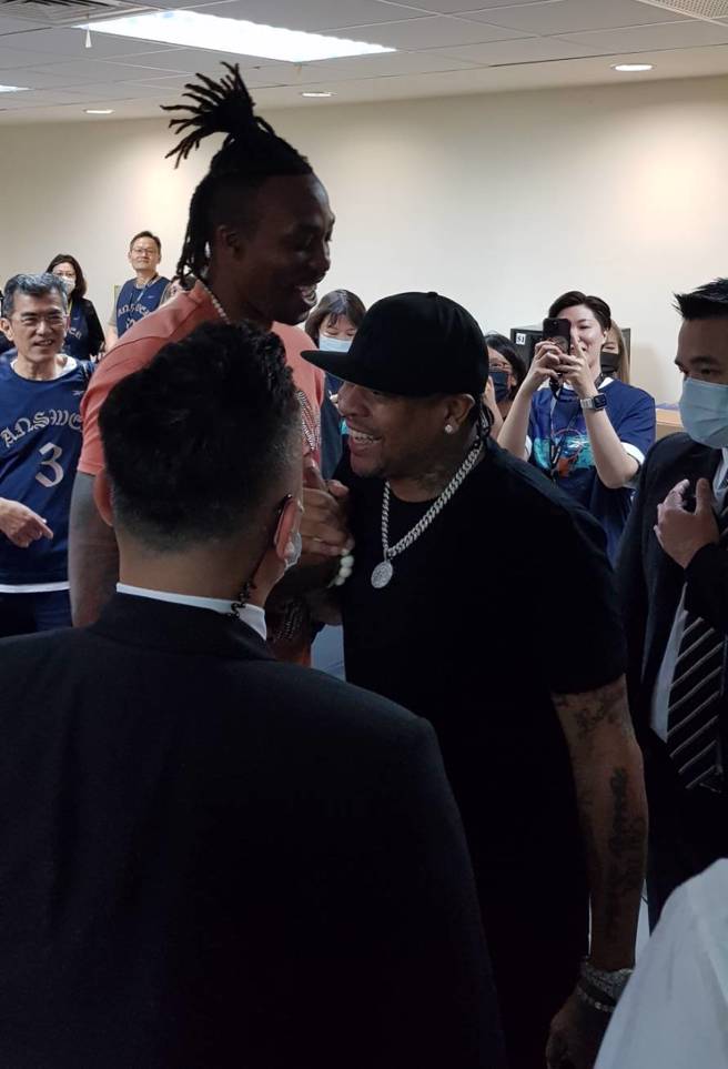 艾佛森（右）、霍华德（左）相见欢。（读者提供）