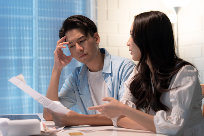 已婚男子與女下屬一同到宿霧出差時，因強颱造成斷水斷電1個月，2人受困當地竟發展出情愫。（示意圖/shutterstock）