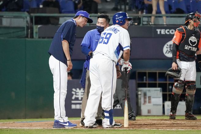 富邦悍将捕手张进德在5月11日与统一狮的比赛中，打击时不慎受伤，提前退场。（资料照，富邦悍将提供）