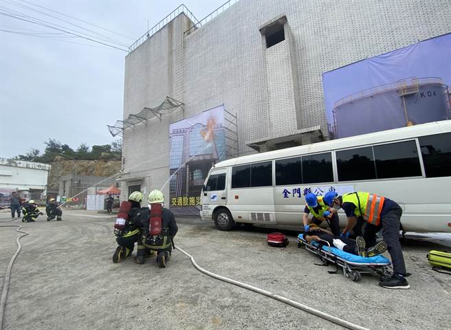 金门民安9号演习今日登场，模拟夏兴发电厂遭受炮火袭击进行战灾抢救及灾民收容演练。(于家麒摄)