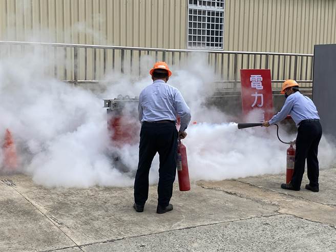 演习模拟夏兴发电厂遭受战争炮火袭击设备起火，台电人员先行抢救灭火。(于家麒摄)
