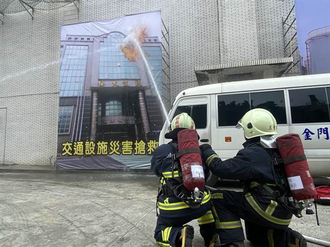 金城车站也模拟遭袭击失火，消防队紧急出动进行抢救。(于家麒摄)