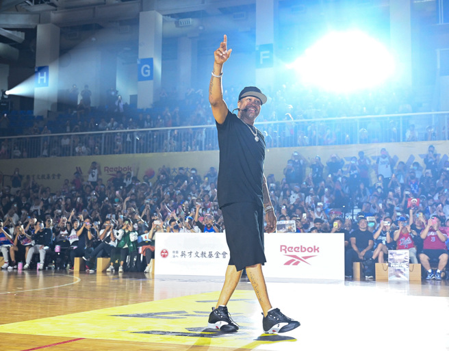 艾佛森出席见面会，和球迷打招呼。（Evoluyion Sports提供）