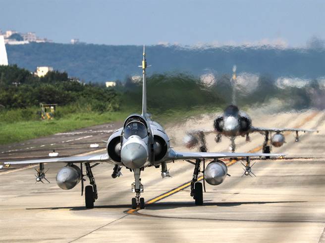 竹东高中学生张子璇醉心追拍军机，图为实弹挂载准备起飞的幻象战机。（张子璇提供／邱立雅竹县传真）