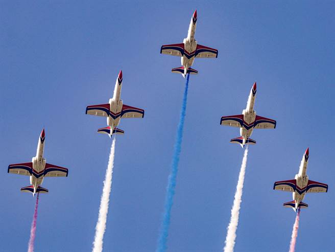 国庆雷虎小组大雁队形。（张子璇提供／邱立雅竹县传真）