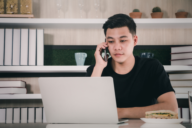 他上班时趁午休偷看A片，遭女主管当眾骂他变态下流，他事后发文问「虽然是我的不对，但可以告我的女主管妨害名誉吗」。（示意图/shutterstock）