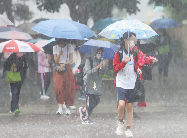 随着华南云雨东移，周末开始各地的降雨机会提升，出门要记得携带雨具。（示意图／季志翔摄）