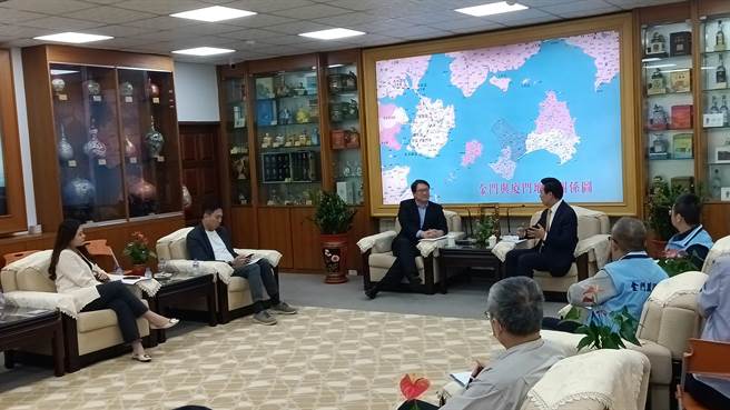 内政部长林右昌(左三)拜会金门县长陈福海(左四)，同时与县府工务处、建设处、地政局等单位主管进行座谈。(图／金门县政府提供)