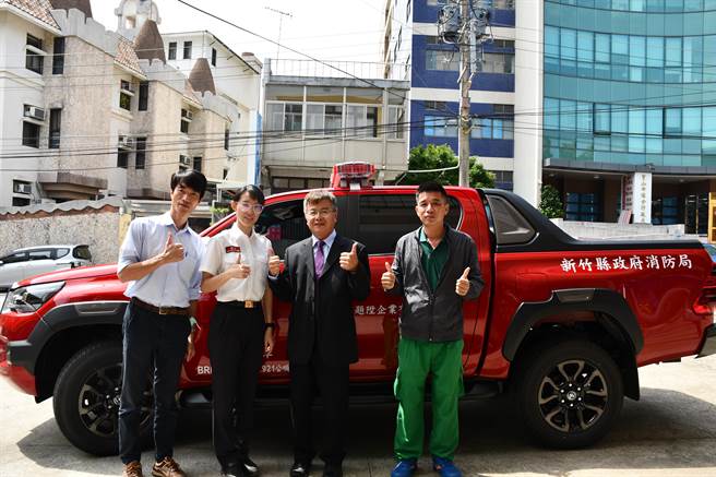题陞企业回馈乡里，捐赠消防灾情勘查车及救灾救护器材予宝山分队。（竹县消防局提供／邱立雅竹县传真）