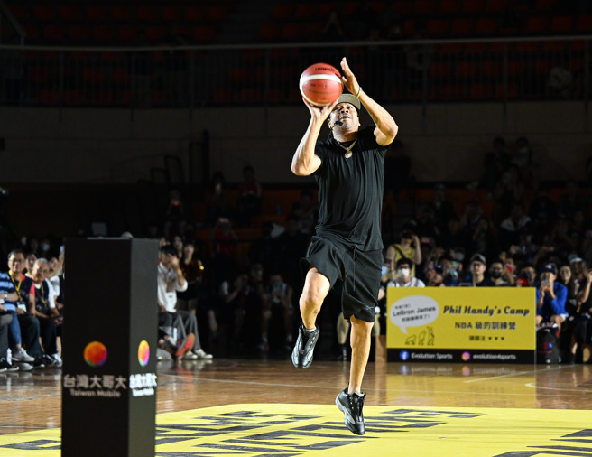 艾佛森在公益投篮赛小试身手。（Evolution Sports提供 ）