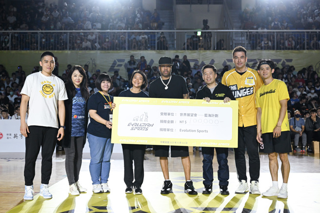 艾佛森见面会上的公益投篮赛，最终获得10万台币善款。（Evolution Sports提供 ）