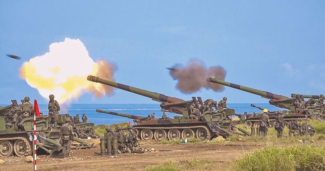 美國總統拜登擬比照軍援烏克蘭模式，運送價值5億美元（約150億台幣）的武器給台灣。圖為2021年「漢光37號」實兵演練，陸軍以155榴炮、M109、M110自走砲打擊假想敵。（本報資料照片）