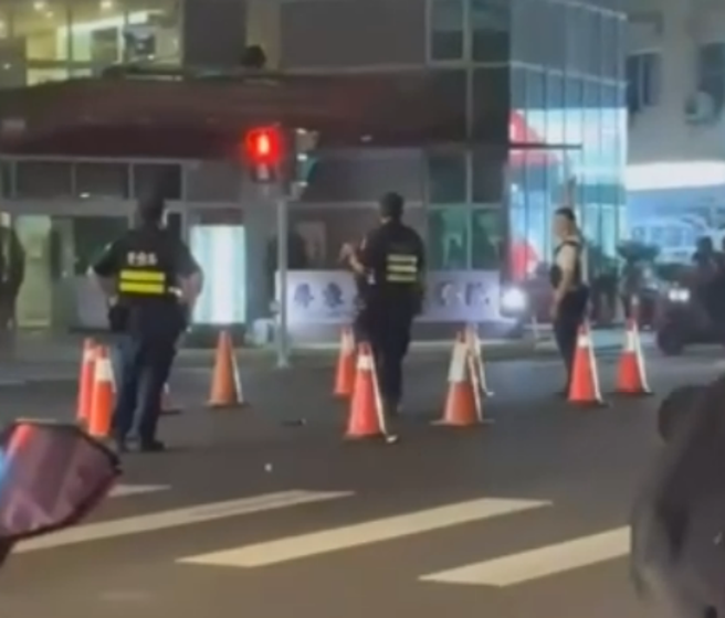 屏东警局今（11）晚在大连路屏东基督教医院围捕一名通缉犯时，遭对方开车衝撞，警方一连朝车连开20多枪，歹徒仍逃逸，目前警方正扩大搜捕中。（翻摄照片）