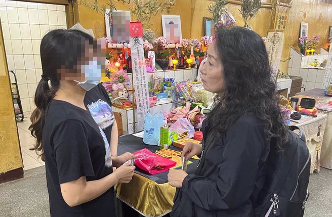 中华民国儿童权益促进协会创会理事长王薇君（右）今天到3岁女童灵位向家属表达慰问，也转达交通部长王国材的道歉口信。(读者提供／曹婷婷台南传真)
