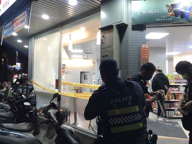 警方连开20多枪制止逃犯，流弹波及一旁超商的玻璃窗。（谢佳潾摄）
