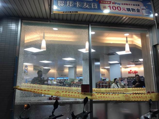 警方连开20多枪制止逃犯，流弹波及一旁超商的玻璃窗。（谢佳潾摄）
