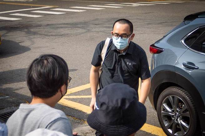 前高雄市议员陈致中遭判刑1年确定，11日下午3点多顶着3分头、现身高雄地检署等待发监服刑。（袁庭尧摄）