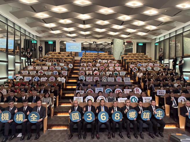 金融业打击诈欺高峰会登场，行政院院长陈建仁出席宣布启动「金融机构全国368乡镇走透透反诈宣导」活动。图／孙彬训