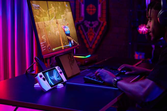 「Pro Time」连接ROG XG Mobile外接显示卡，让ROG Ally变身迷你电竞桌机，轻松征服3A大作。（ROG玩家共和国提供）