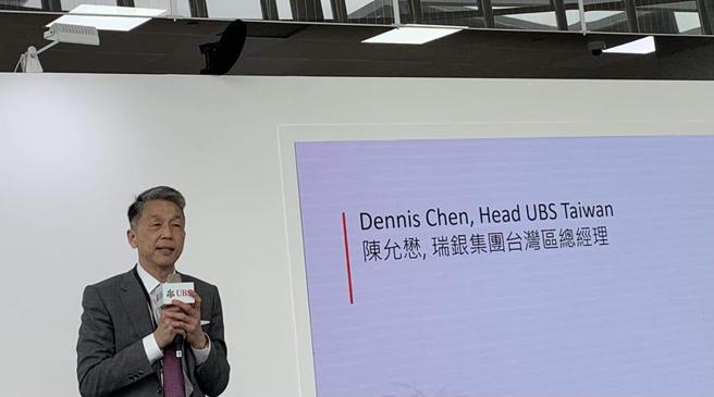 （瑞银集团台湾区总经理陈允懋说明台北当代艺术博览会的瑞银艺术藏品。图／陈碧芬）