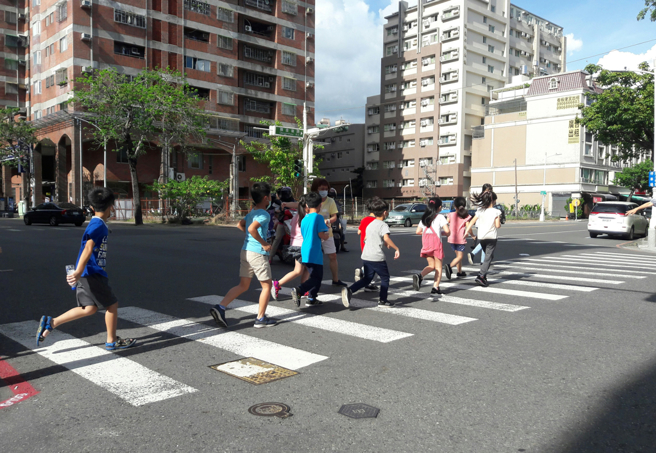 根據最新網路民調，針對「『未停讓行人』5月1日起路口大執法，你覺得有改善嗎？」進行調查，達53.2％的網友認為改善很少、甚至未改善。（示意圖／shutterstock）