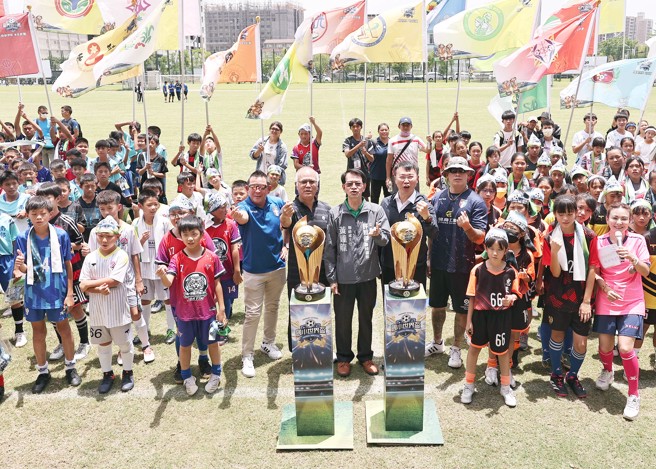 111学年度国民小学足球世界杯32队晋级决赛球队和贵宾合影留念。（迷你足球协会提供）