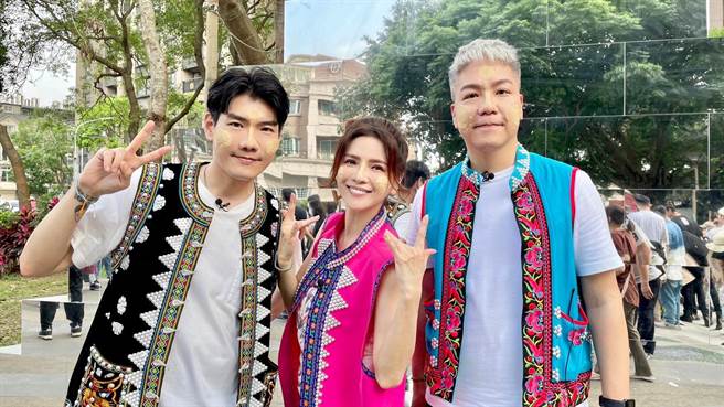 胡嘉爱（中）受《娱乐超skr》之邀到桃园龙冈米干节市集一日游。（民视提供）