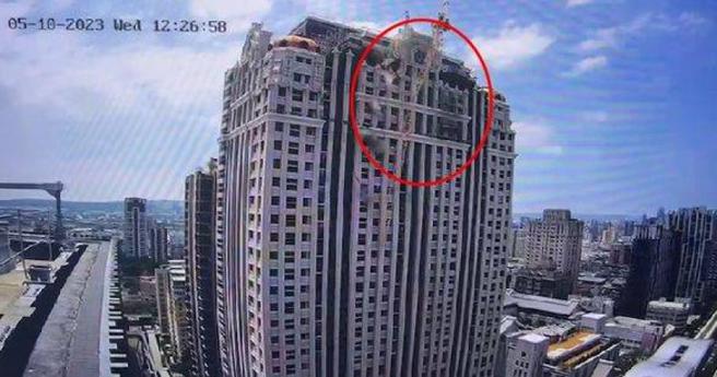 台中捷运遭兴富发建案的吊车吊臂砸中，造成1死10伤事故。（图／台中消防提供）