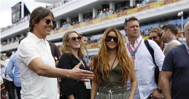 阿汤哥不只被目击与夏奇拉在F1活动同框，消息来源甚至透露，他私下也送花给夏奇拉，似乎真的展开热烈追求。