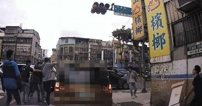 45岁的毒品通缉犯曾姓男子，日前再被警方掌握于双北地区出没，由于其曾持枪被逮，让警方也不敢大意。（图／翻摄画面）