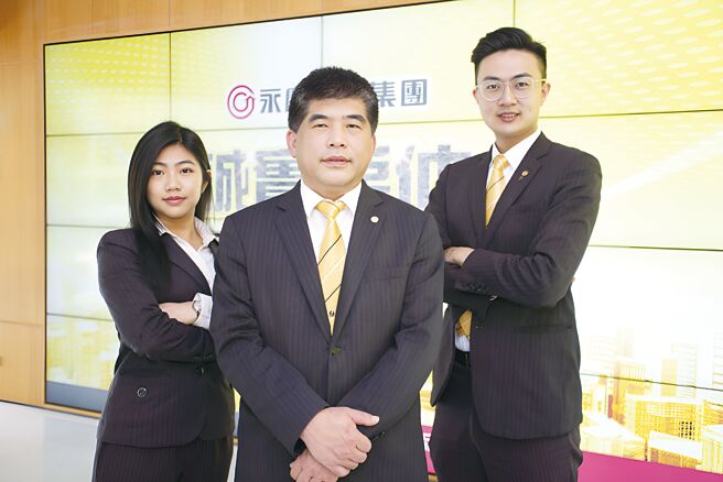永庆房屋总经理吴良治（中）表示，永庆房屋宣示不炒房不赚差价，推出「真房价保证」，期待带动产业积极作为，保障消费者权益。图／永庆提供