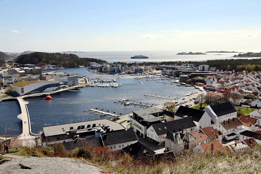 ▲登高眺望挪威最南端城鎮曼達爾。　記者-周威廷／攝