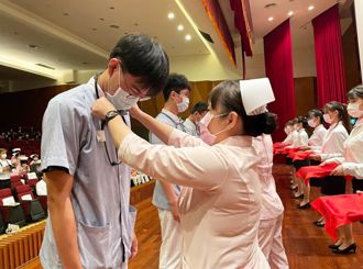義守大學護理系學生 國際護師節加冠啟動神聖使命