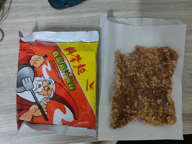 一名網友買到「紙排骨」便當，排骨厚度只比50元硬幣厚一點，發文抱怨引起熱議。（圖／翻攝臉書爆怨公社）