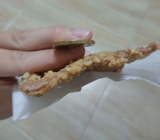 一名網友買到「紙排骨」便當，排骨厚度只比50元硬幣厚一點，發文抱怨引起熱議。（圖／翻攝臉書爆怨公社）