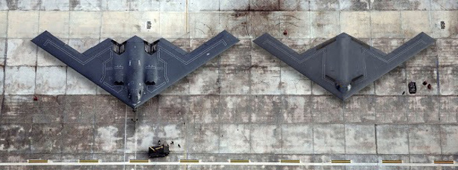 B-21（右）沿袭B-2（左）的许多技术与规格，做了多项改进，省去很多不必要的过度设计，缩小了体积与重量，也大幅降低了造价，整体上更加成熟。（图／美国空军）