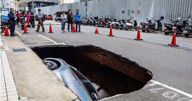 才落地一个月的Tesla Model Y掉落「天坑」，引起各界关注电动车保险问题。（图／报系资料照）