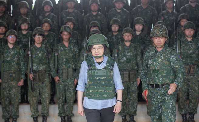 总统蔡英文视导后备军人教召。（图取自蔡英文脸书）